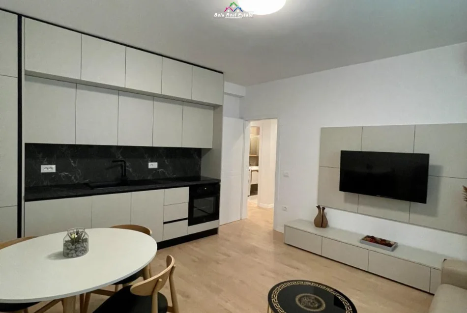 Tirane, jepet me qera apartament 2+1+Ballkon Kati 5, 90 m² 950 € (qendra GKAM)