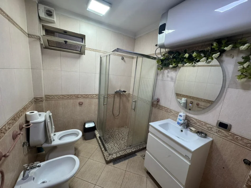 Tirane, jepet me qera apartament 2+1+Ballkon Kati 4, 80 m² 700 € (Në Qendër të Tiranës)