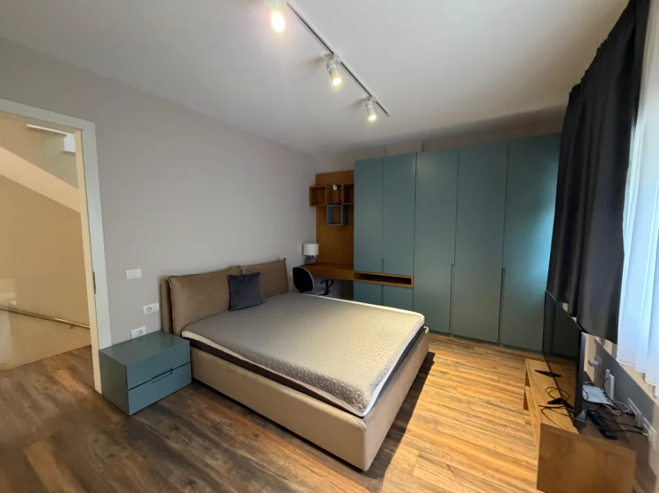 Tirane, jepet me qera Vile 3 Katshe , 221 m² 3.000 € (Liqeni Farkes)