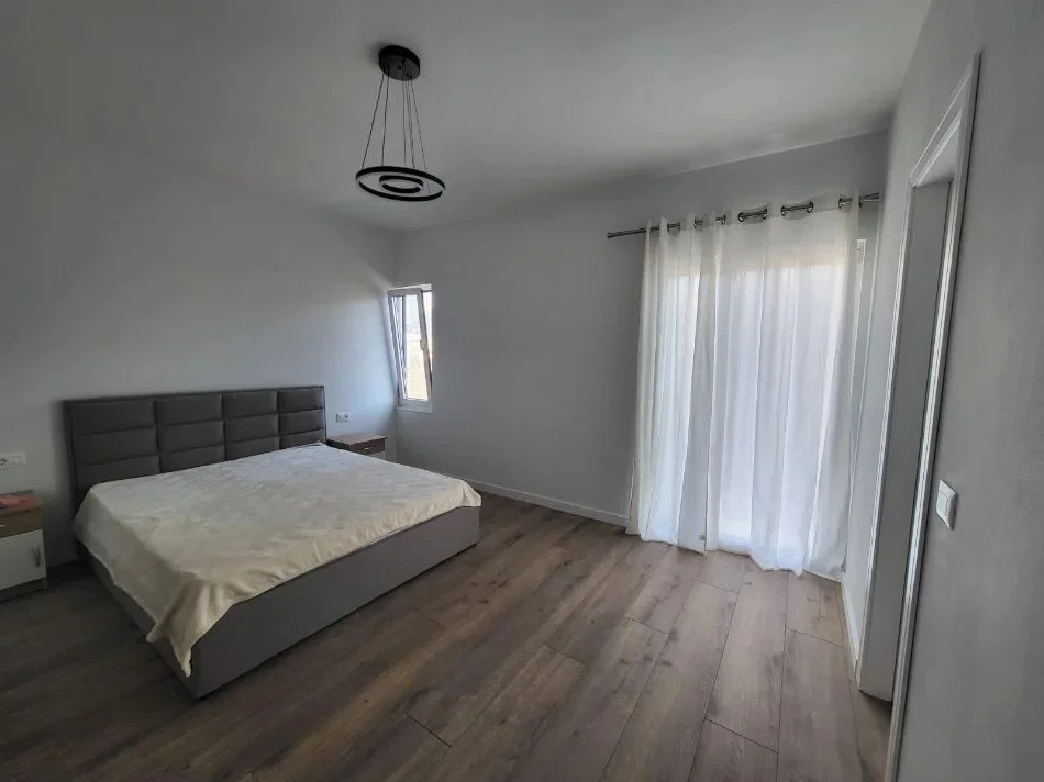 Tirane, jepet me qera apartament 1+1+Ballkon Kati 4, 60 m² 500 € (ISH PARKU RRUGA E KAVAJES)