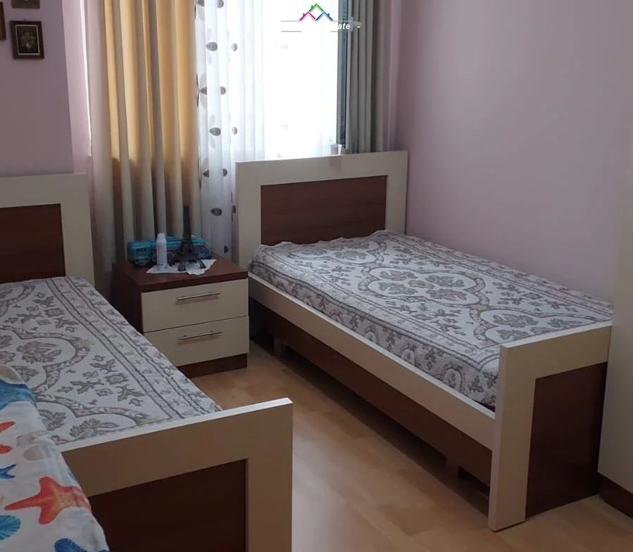 Tirane, jepet me qera apartament 2+1+Ballkon Kati 3, 85 m² 550 € (prane Kompleksit Gener 2)