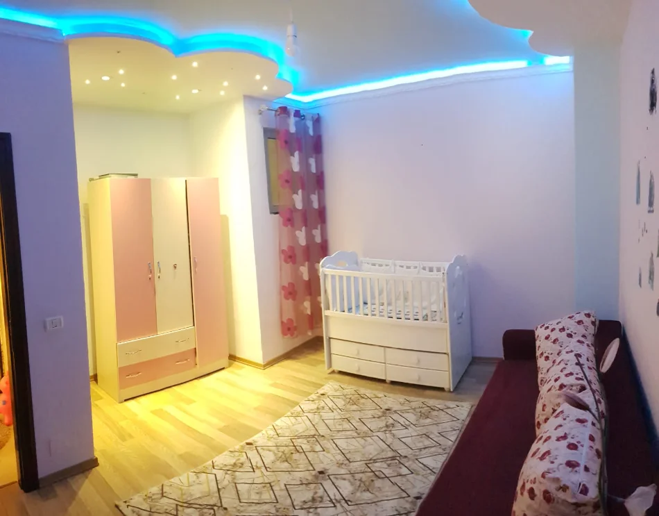 Tirane, jepet me qera apartament 2+1+Ballkon Kati 4, 90 m² 450 € (Yzberisht)