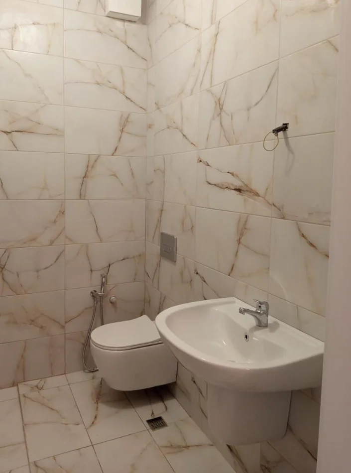 Tirane, jepet me qera apartament 2+1 , 80 m² 650 € 