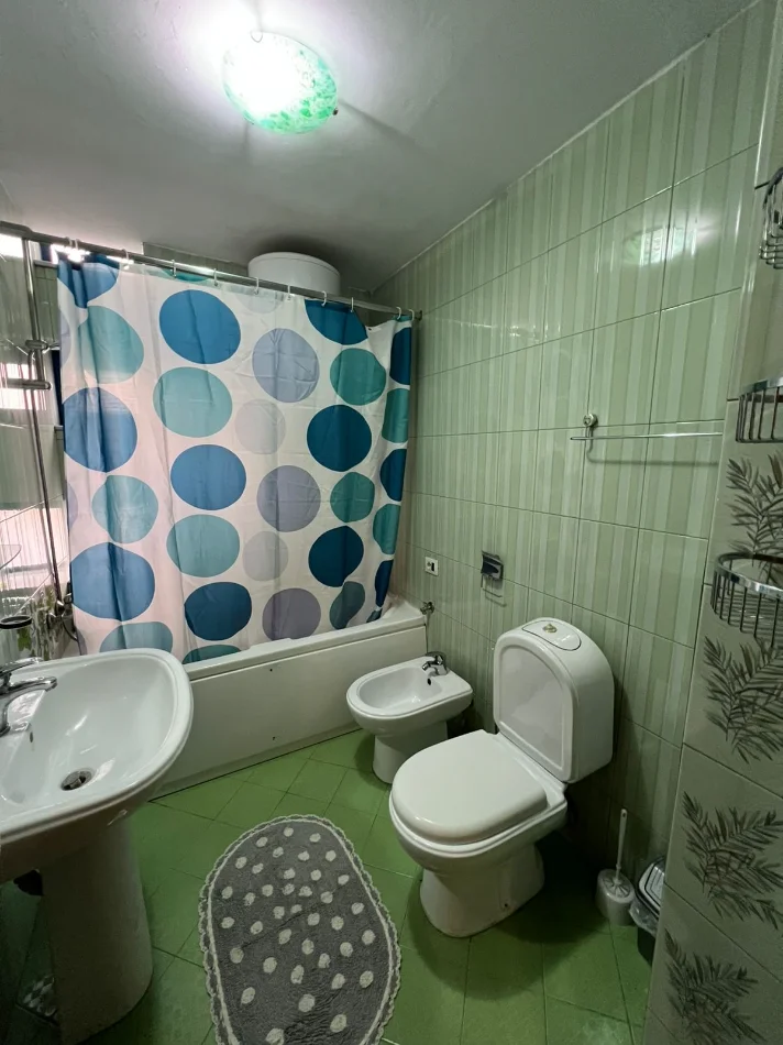 Tirane, jepet me qera apartament 1+1+Ballkon Kati 3, 60 m² 700 € (rruga e kosovareve)