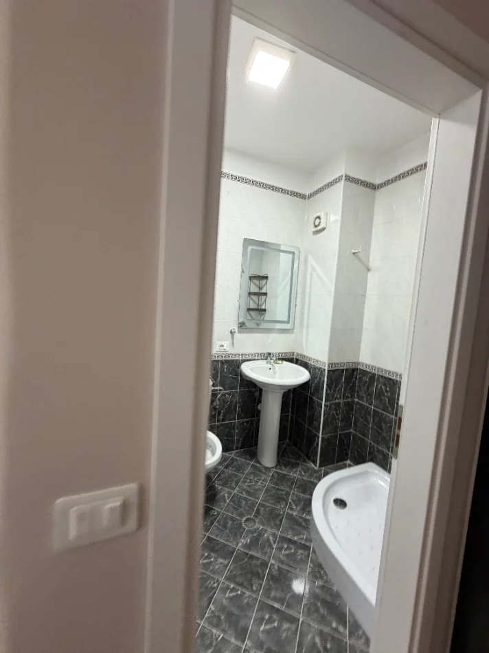 Tirane, jap me qera apartament 2+1+Ballkon Kati 3, 80 m² 600 € (Yzberisht)