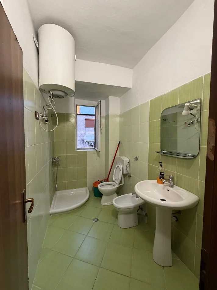 Tirane, jepet me qera apartament 1+1+Ballkon Kati 4, 70 m² 480 € (Medreseja)