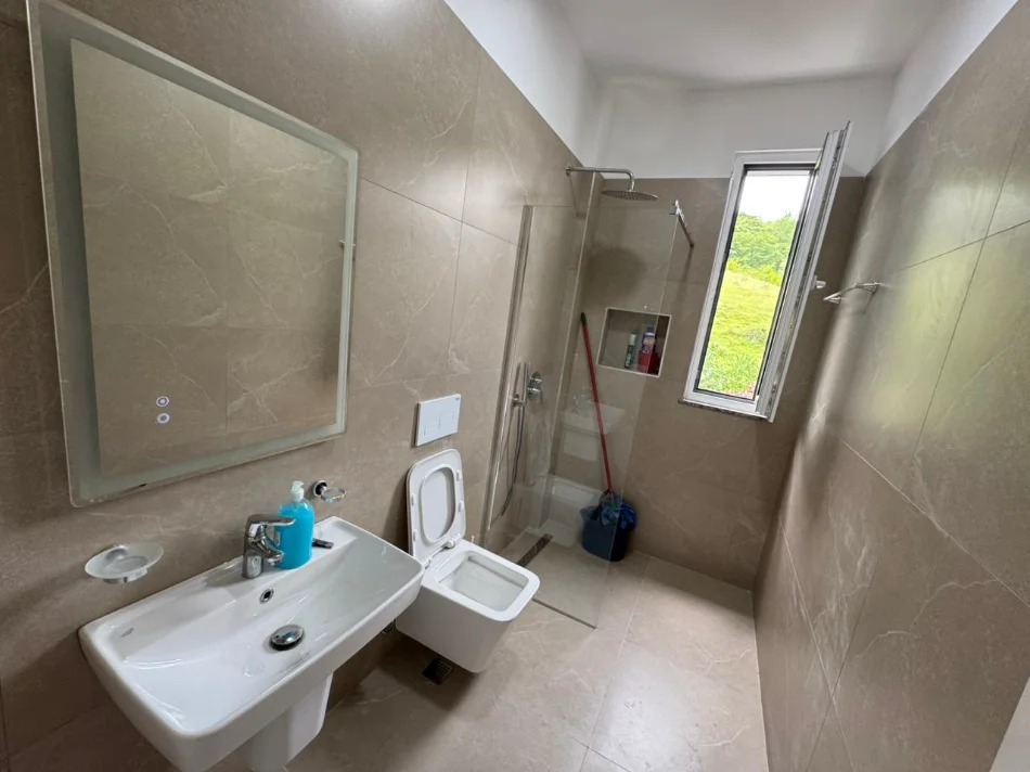 Tirane, jepet me qera apartament 2+1+Ballkon Kati 2, 80 m² 400 € (Kombinat)