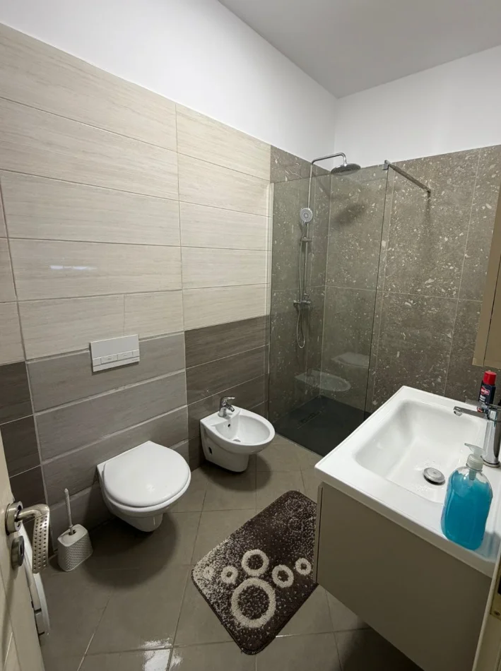 Tirane, jepet me qera apartament 2+1 , 110 m² 650 € 