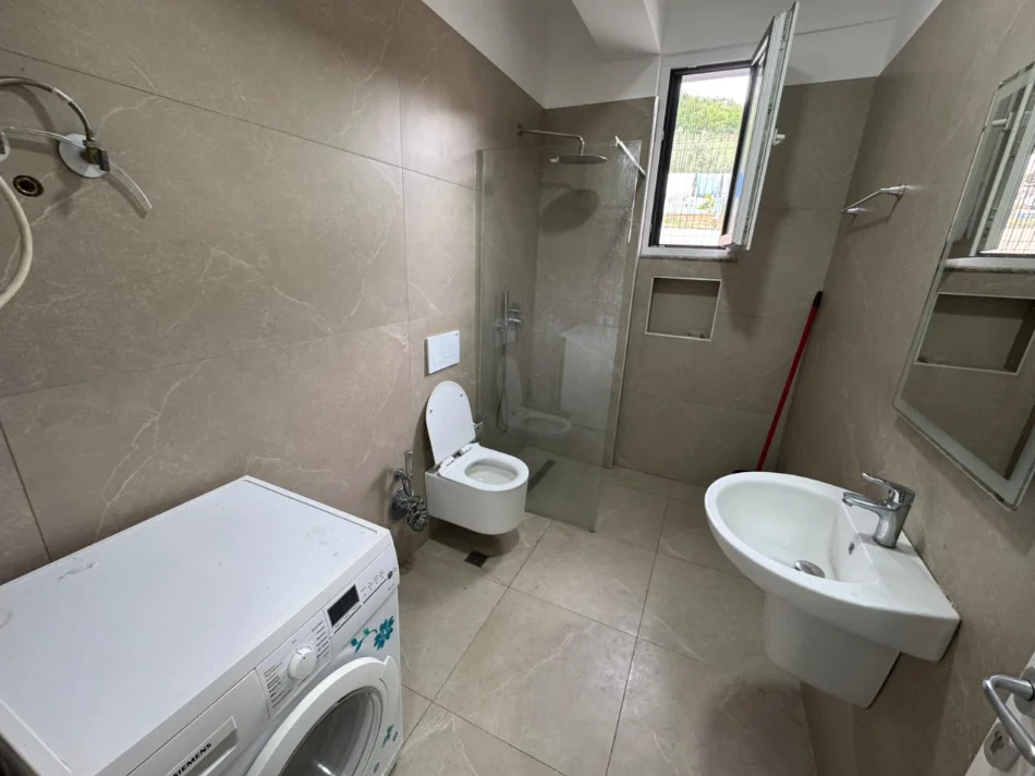 Tirane, jepet me qera apartament 2+1+Ballkon Kati 1, 124 m² 500 € (Kombinat)