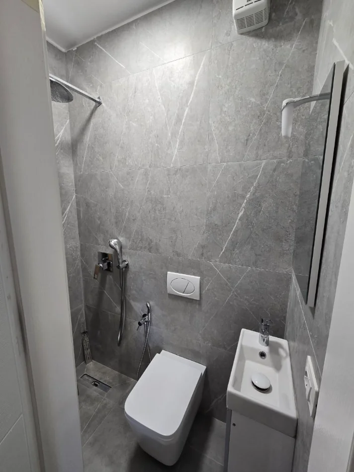 Tirane, jepet me qera apartament 2+1 , 150 m² 1.200 € 
