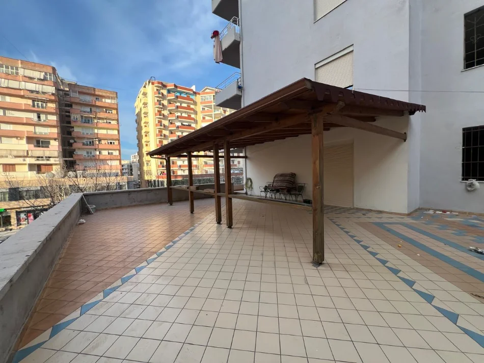 Vlore - Lungomare, shitet apartament+verande | Penthouse 2+1 Kati 3, 231 m² 250.000 € (Rruga Kosova, Skele, Vlore)