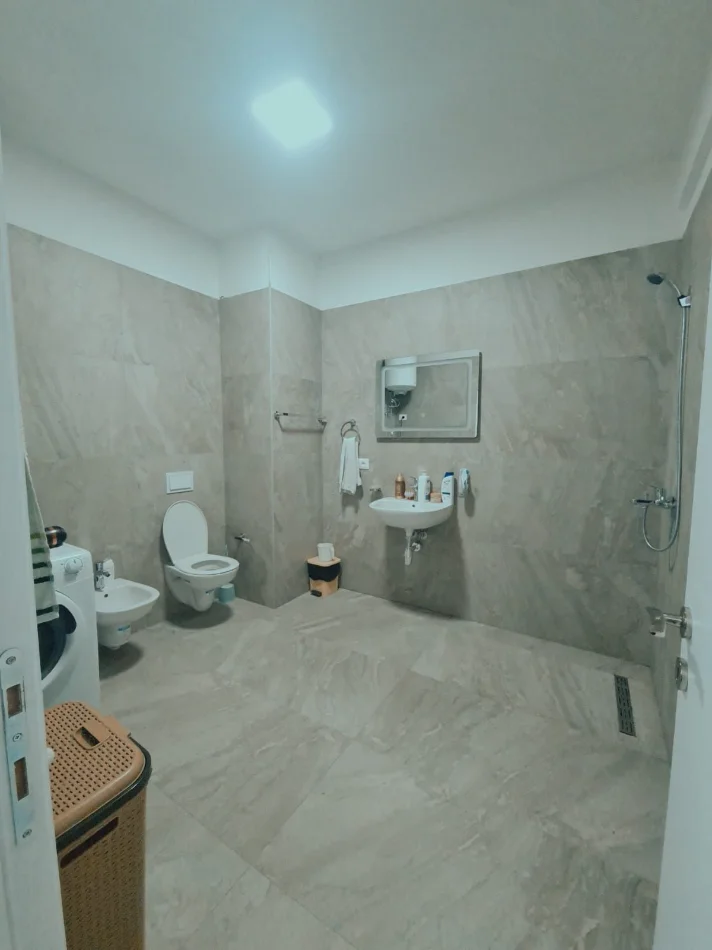 Tirane, jepet me qera apartament 2+1+Ballkon Kati 9, 117 m² 650 € (Rurga e DIbres)