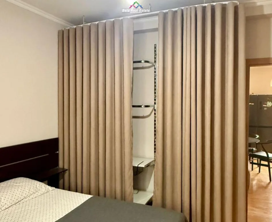 Tirane, jepet me qera Vile 2+1+Aneks+Ballkon Kati 3, 180 m² 1.000 € (Rruga Herman Gmeiner)