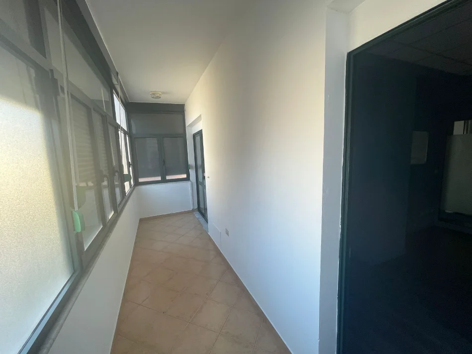 Tirane, jepet me qera ambjent biznesi Kati 1, 850 m² 10.000 € (Përball Delijorgjit)