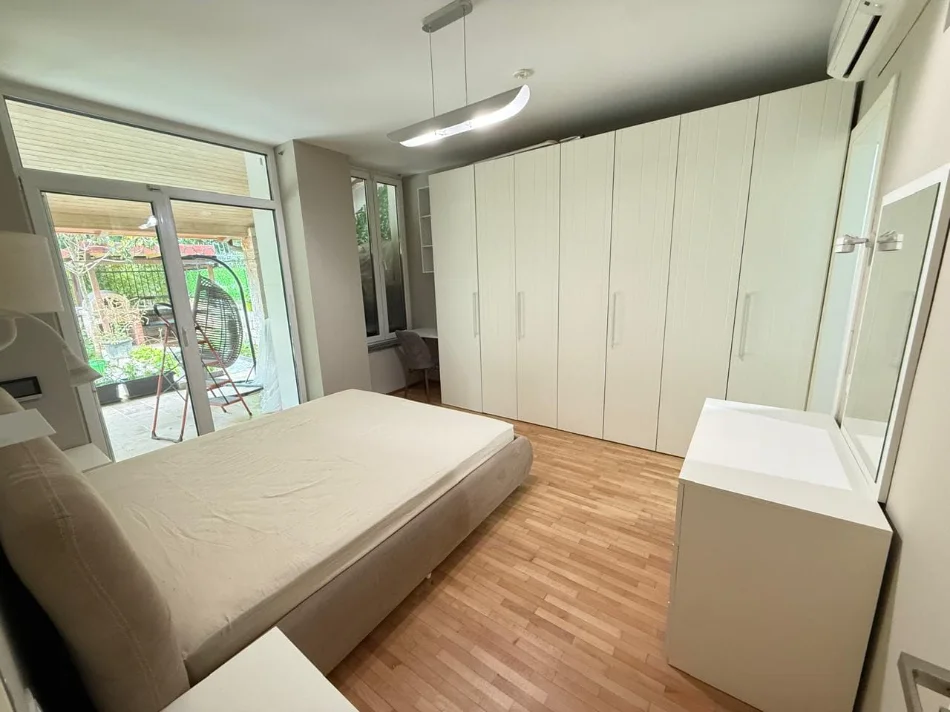 Tirane, jepet me qera apartament 2+1 Kati 0, 160 m² 1.000 € (Teg)