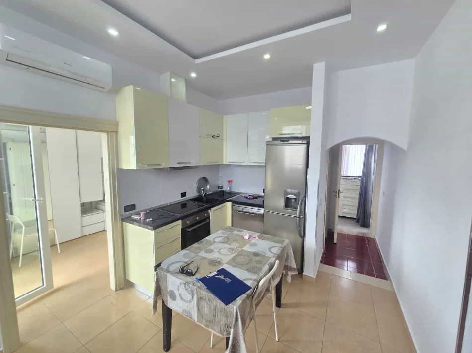 Tirane, jepet me qera apartament 1+1+Ballkon Kati 3, 65 m² 500 € (tregu elektrik)