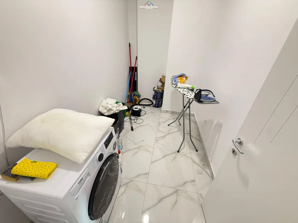 Tirane, jepet me qera apartament 3+1+Ballkon Kati 15, 130 m² 1.500 € (21 Dhjetori, rruga e Kavajes, Tirana Garden Building)