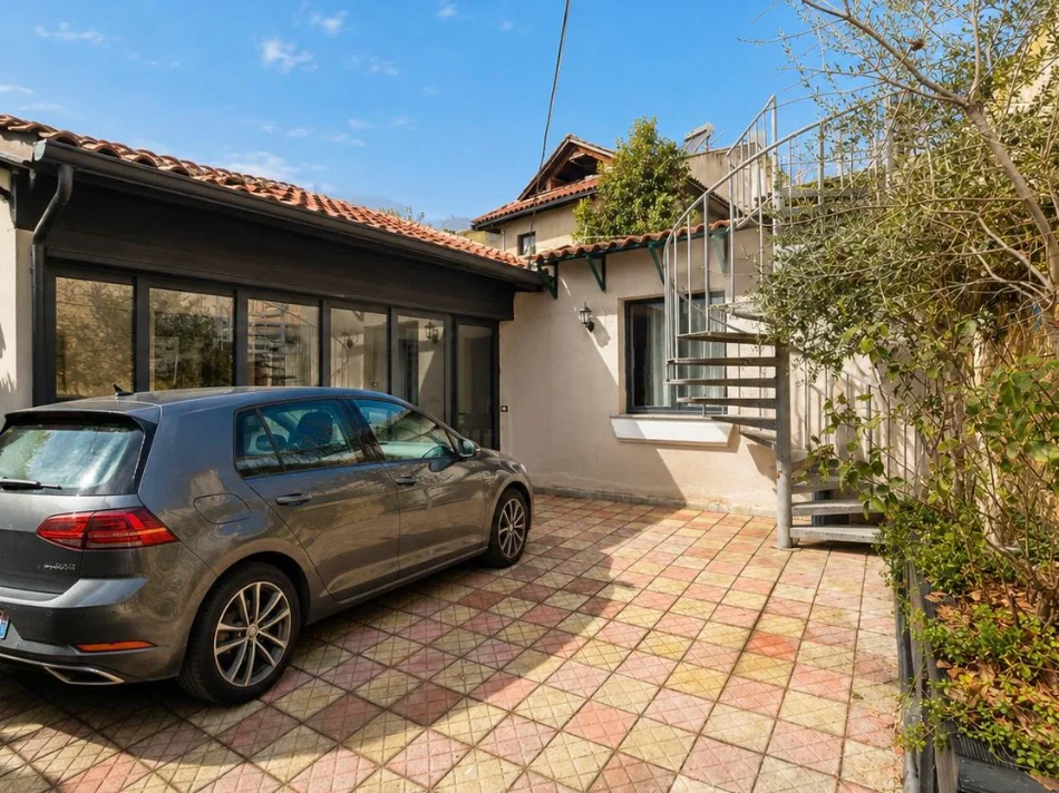 Tirane, jepet me qera 2+1+Ballkon , 159 m² 550 € (Rruga Naum Veqilharxhi, pranë Venue Bar)