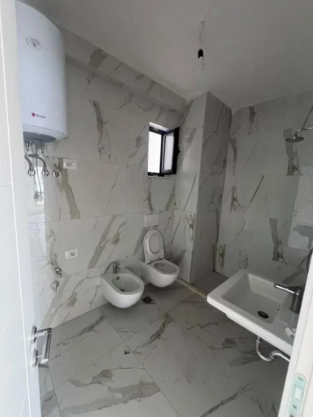 Tirane, jepet me qera zyre Kati 2, 103 m² 800 € (xhanfize keko)