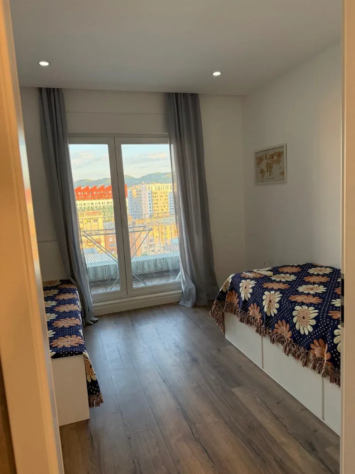 Tirane, jepet me qera apartament 2+1 Kati 11, 90 m² 800 € (21 Dhjetori, Kompleksi Kontakt/Magnet)