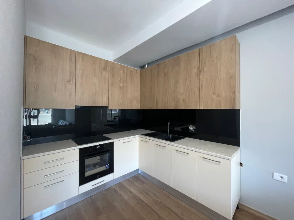 Tirane, jepet me qera apartament 2+1+Ballkon Kati 3, 102 m² 550 € (Shkolla Bashkuar)