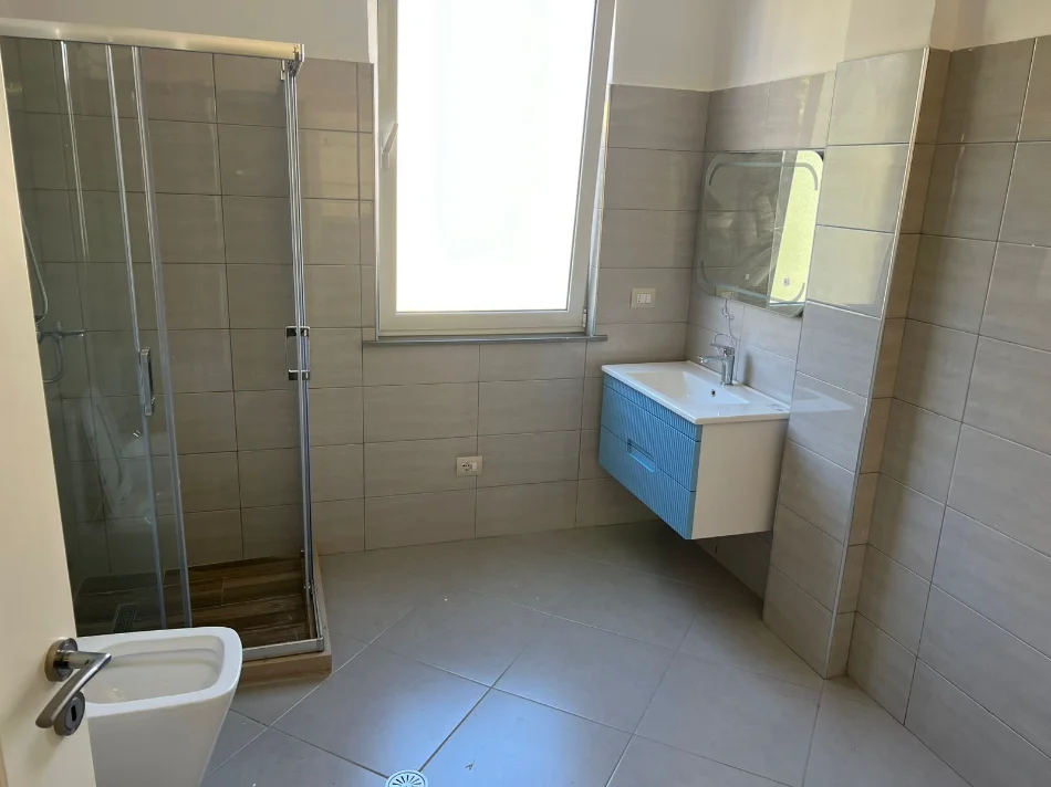 Tirane, jepet me qera apartament 2+1+Ballkon Kati 2, 124 m² 600 € (pranë Spitalit Shefqet Ndroqi)