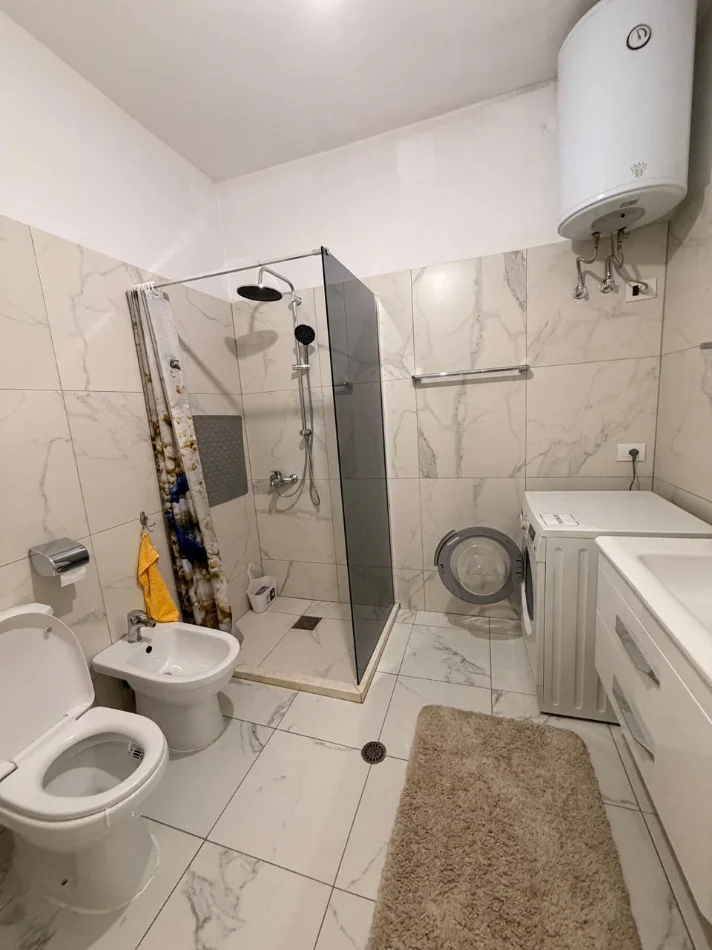 Tirane, jepet me qera apartament 2+1+Ballkon Kati 7, 100 m² 500 € (Yzberisht prane kmy-se)