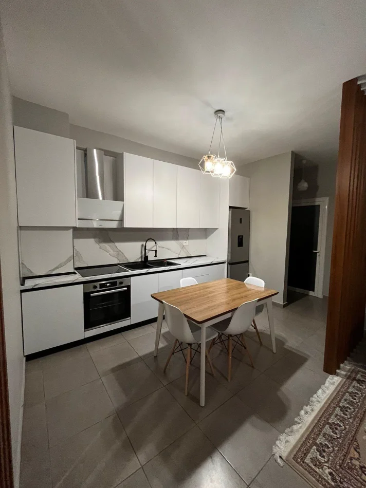 Tirane, jepet me qera apartament 1+1+Ballkon Kati 8, 70 m² 400 € (TERMINALI)