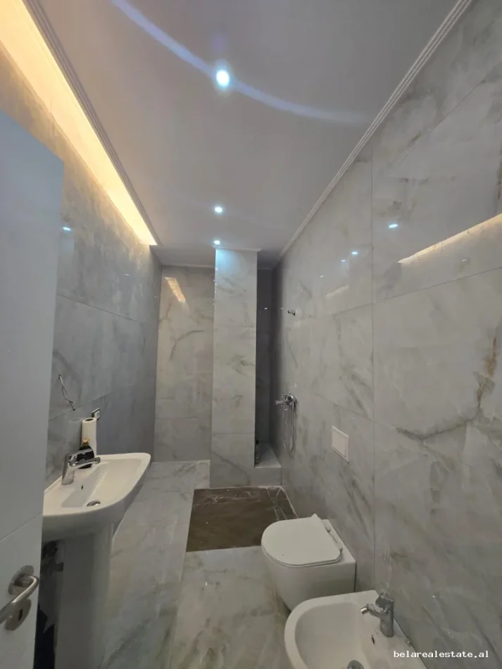 Tirane, jepet me qera zyre Kati 2, 67 m² 6.000 € 