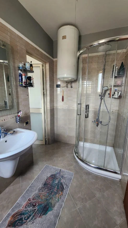 Tirane, jepet me qera apartament 2+1+Ballkon Kati 6, 140 m² 750 € (Pranë Ambasadës Amerikane)