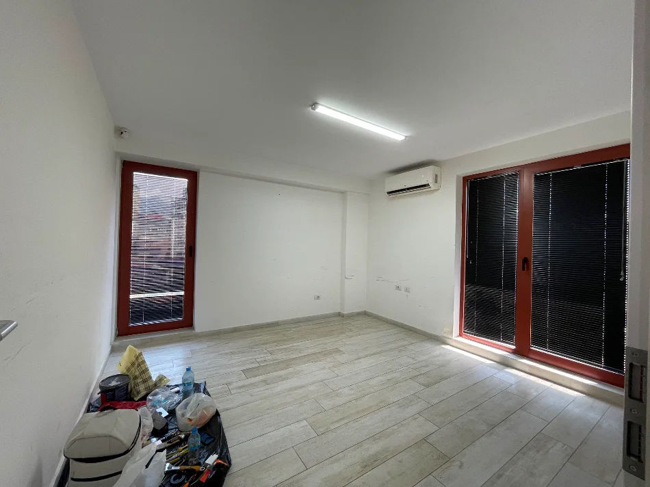 Tirane, jepet me qera ambjent biznesi Kati 5, 156 m² 2.500 € (Rruga e Kavajes)