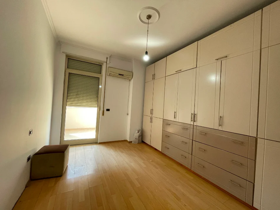 Tirane, jepet me qera apartament 2+1 Kati 3, 98 m² 700 € (Bulevardi Zhan Dark.)