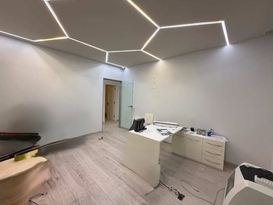 Tirane, jepet me qera zyre Kati 3, 140 m² 2.000 € (Blloku)