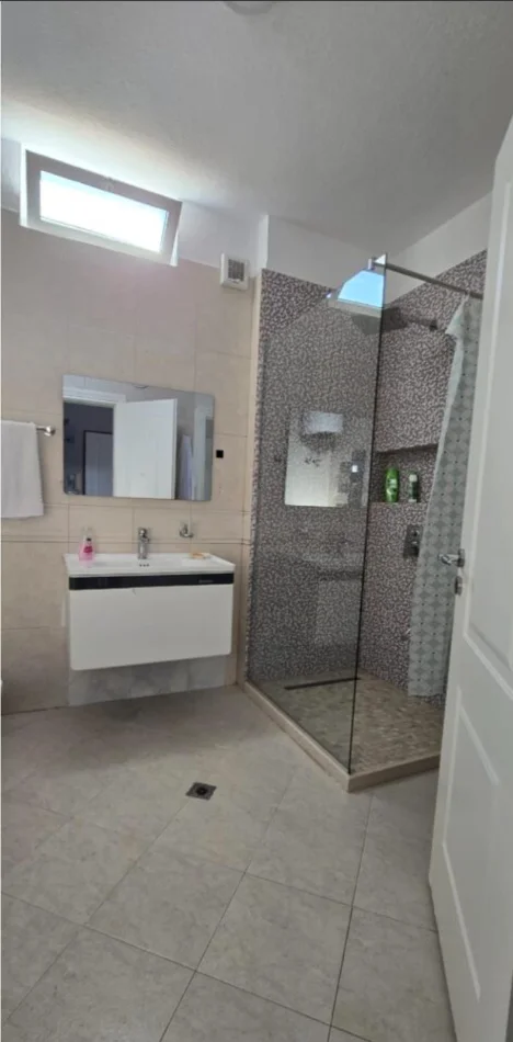 Tirane, jepet me qera apartament 2+1 Kati 5, 90 m² 650 € (Rruga e Barrikadave)