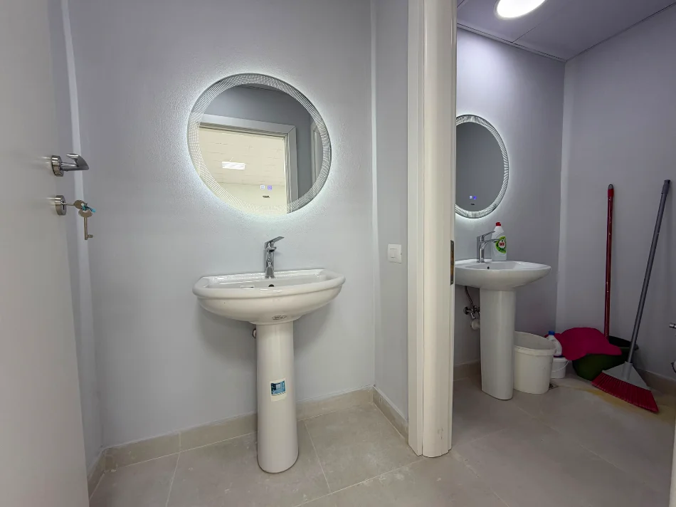 Tirane, jepet me qera ambjent biznesi Kati 0, 198 m² 1.000 € (Astiri)