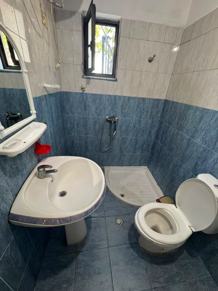 Shqiperi, jepet me qera apartament 2+1+Ballkon Kati 1, 80 m² 300 € (Selitë e vogël)