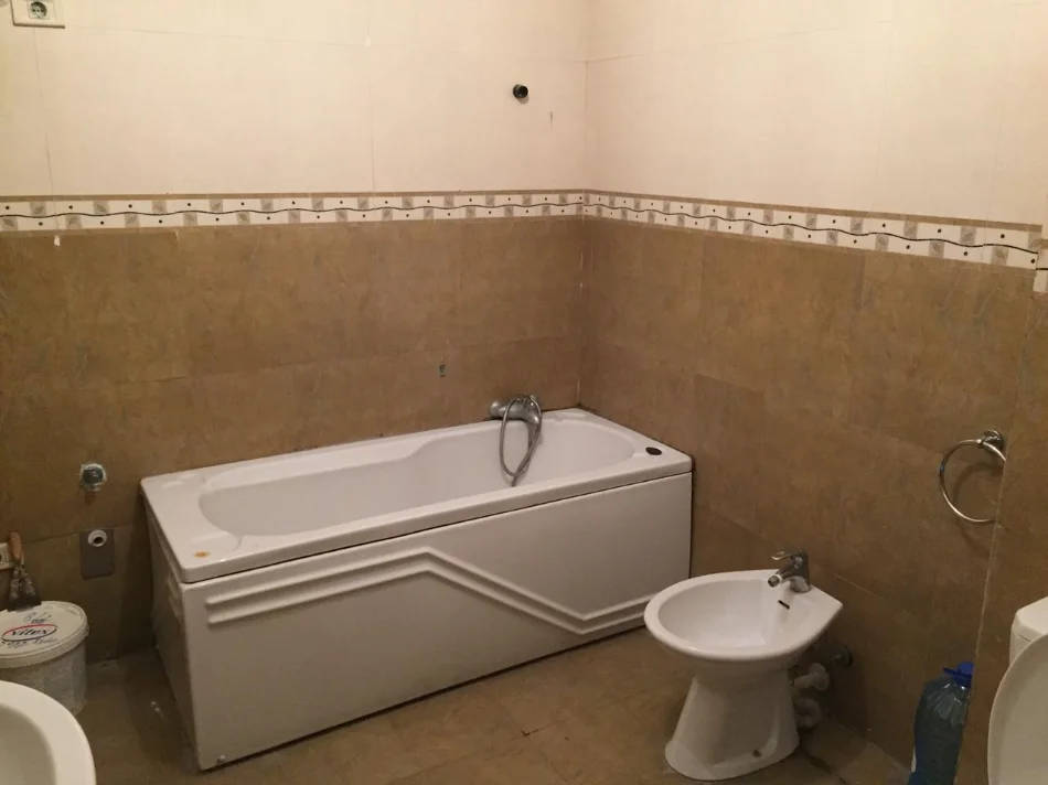 Tirane, jepet me qera apartament 3+1+Ballkon Kati 5, 130 m² 550 € (Medreseja)