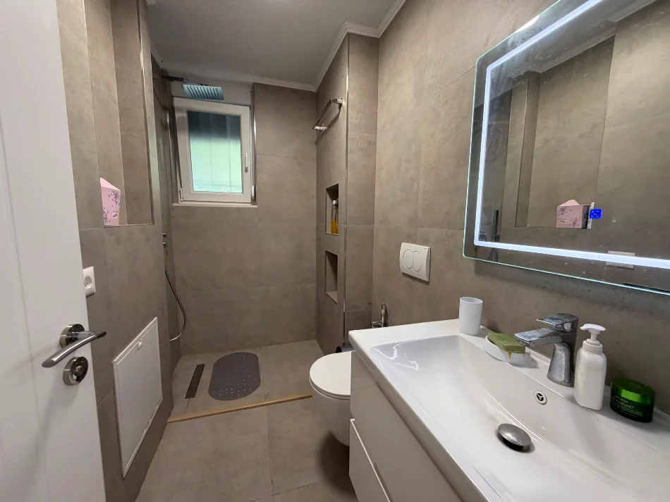 Tirane, jepet me qera apartament 2+1 Kati 1, 65 m² 600 € (Harry Fultz)
