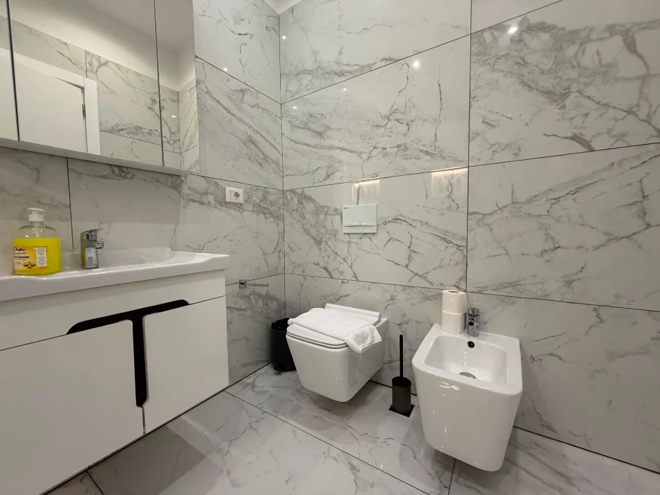 Tirane, jepet me qera apartament 1+1 Kati 3, 70 m² 800 € (Komuna e Parisit)