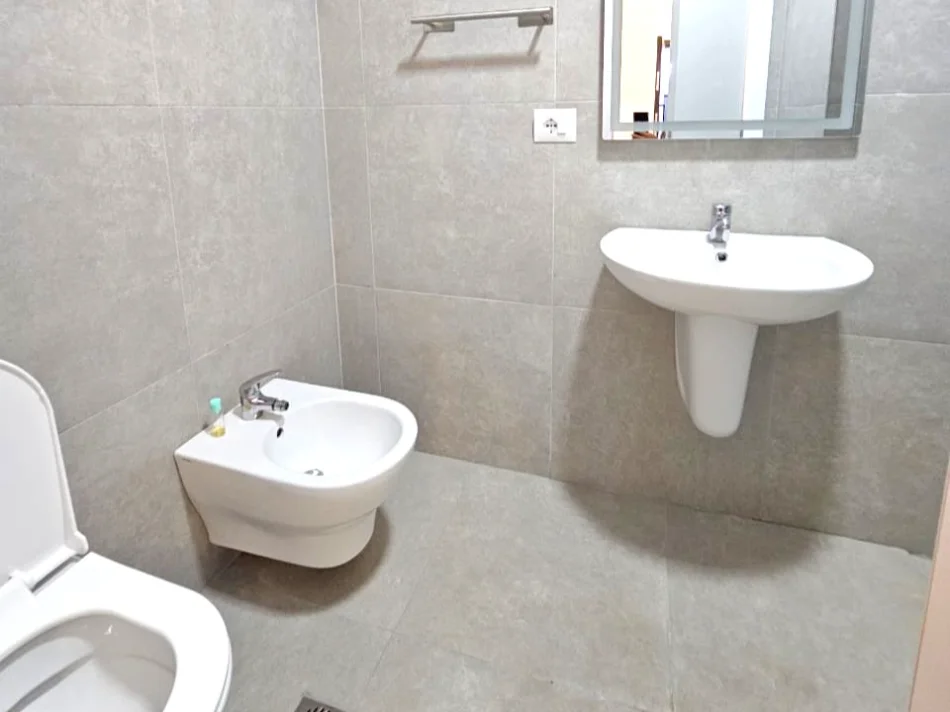 Tirane, jepet me qera apartament 2+1+Ballkon Kati 7, 110 m² 500 € 