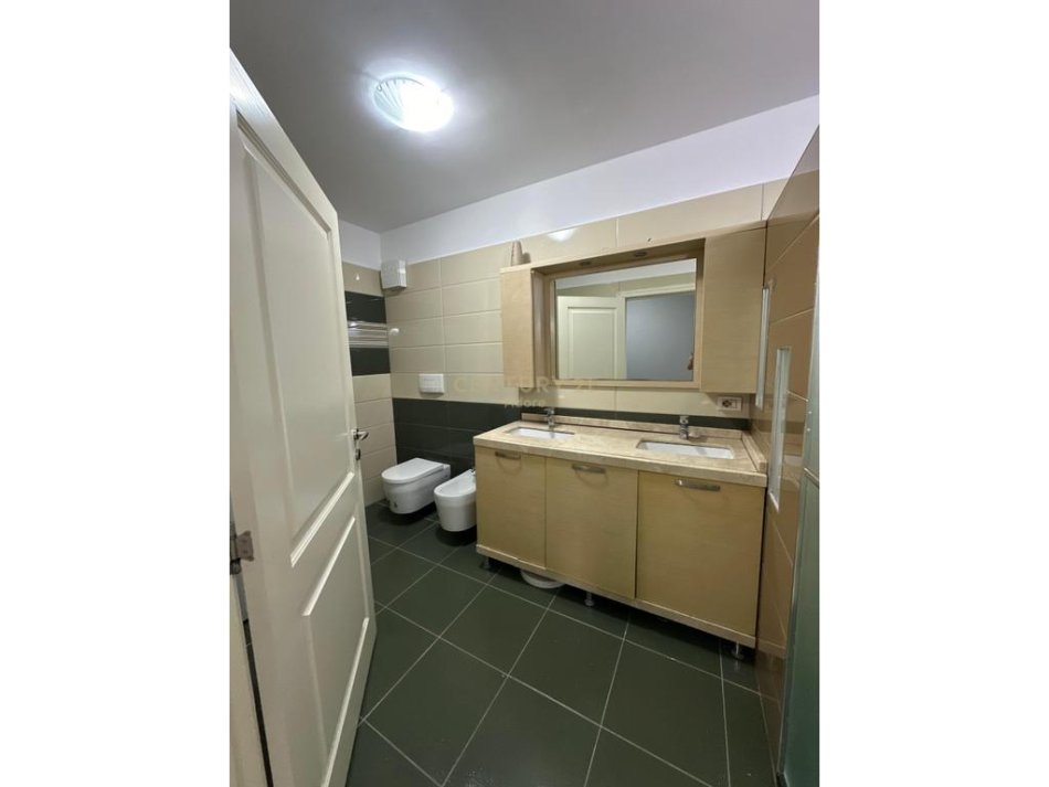 Tirane, jepet me qera apartament 2+1 Kati 5, 112 m² 1.000 € (Liqeni i farkes)