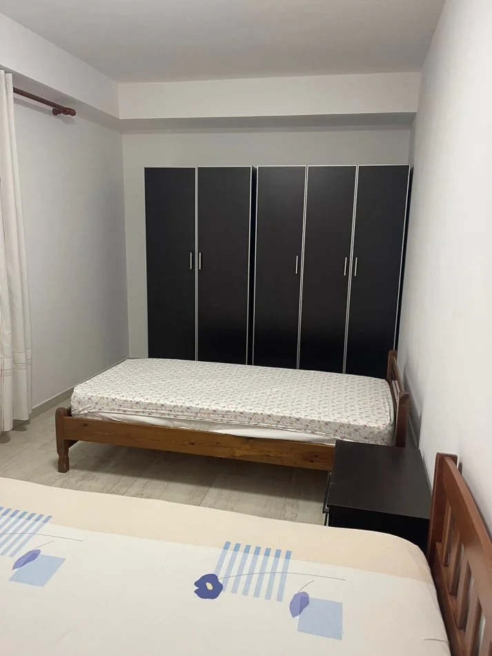 Tirane, jepet me qera apartament 2+1+Ballkon Kati 2, 90 m² 800 € (Vasil Shanto,ish keshi 100 metra larg kika 2)