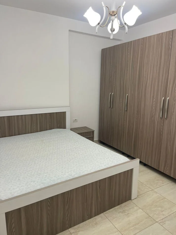 Tirane, jepet me qera apartament 2+1+Ballkon Kati 2, 90 m² 800 € (Vasil Shanto,ish keshi 100 metra larg kika 2)