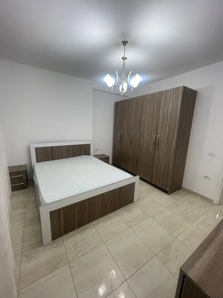 Tirane, jepet me qera apartament 2+1+Ballkon Kati 2, 90 m² 800 € (Vasil Shanto,ish keshi 100 metra larg kika 2)