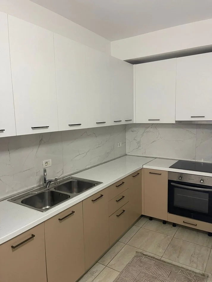 Tirane, jepet me qera apartament 2+1+Ballkon Kati 2, 90 m² 800 € (Vasil Shanto,ish keshi 100 metra larg kika 2)