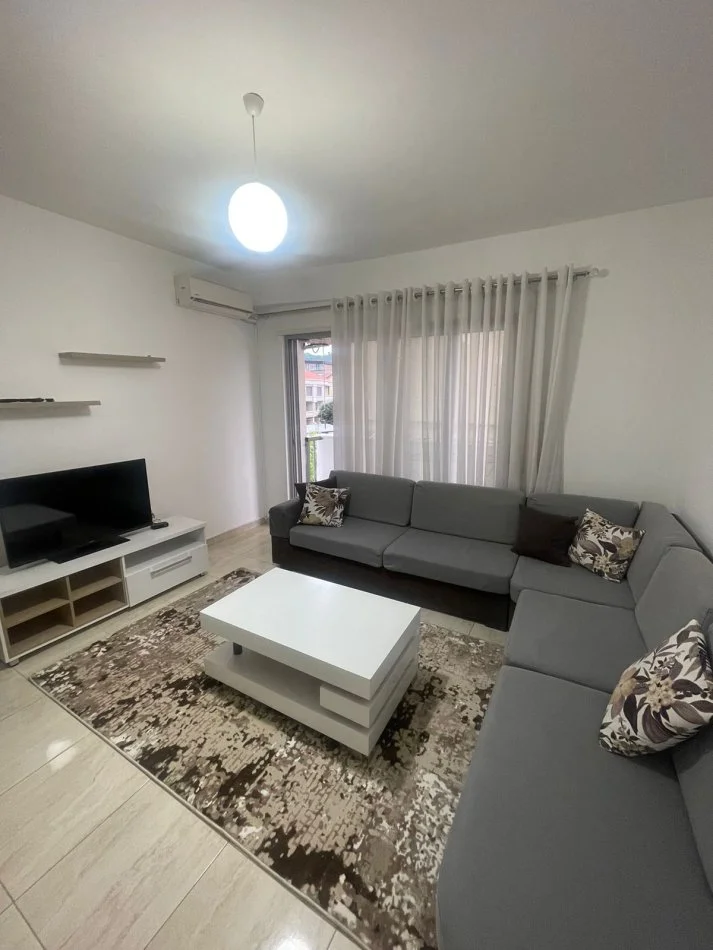 Tirane, jepet me qera apartament 2+1+Ballkon Kati 2, 90 m² 800 € (Vasil Shanto,ish keshi 100 metra larg kika 2)