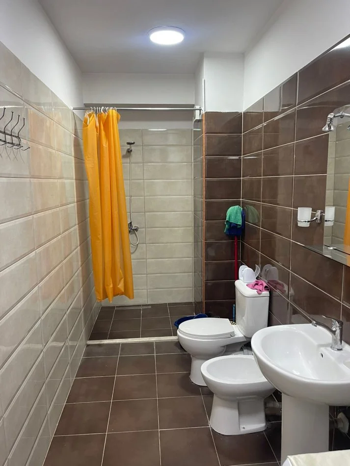 Tirane, jepet me qera apartament 2+1+Ballkon Kati 2, 90 m² 800 € (Vasil Shanto,ish keshi 100 metra larg kika 2)