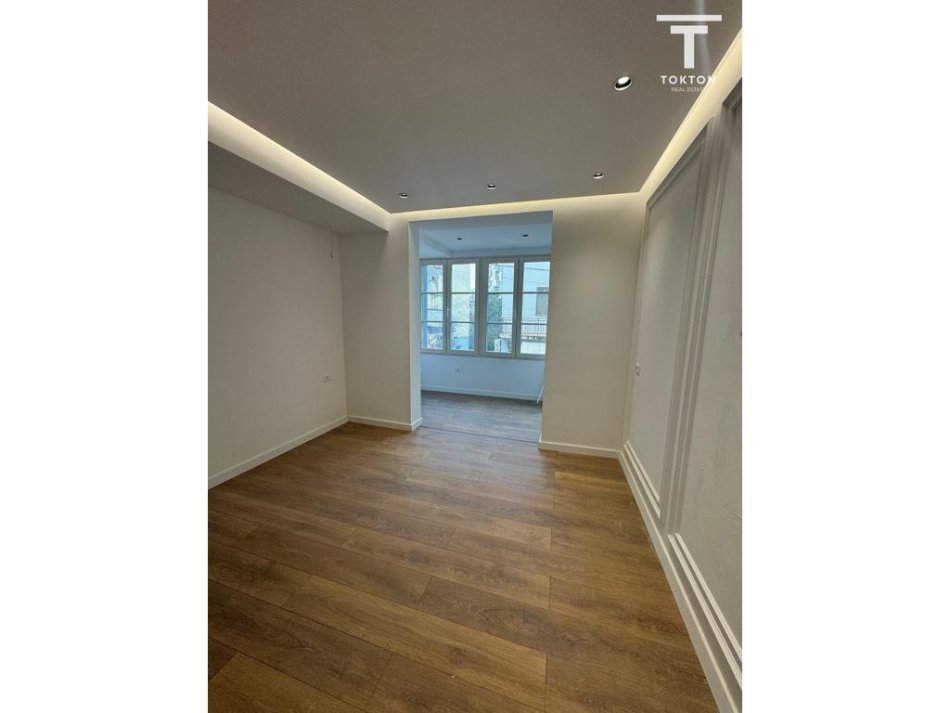 Tirane, jepet me qera ambjent biznesi Kati 3, 145 m² 1.300 € (Ali Demi) TT1923