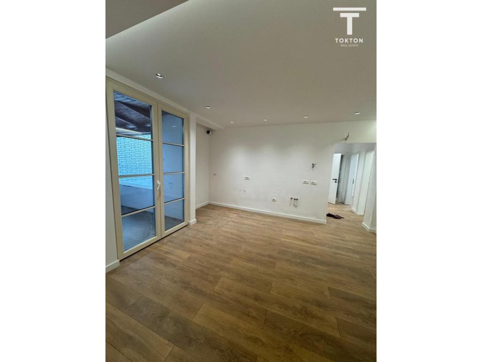 Tirane, jepet me qera ambjent biznesi Kati 3, 145 m² 1.300 € (Ali Demi) TT1923