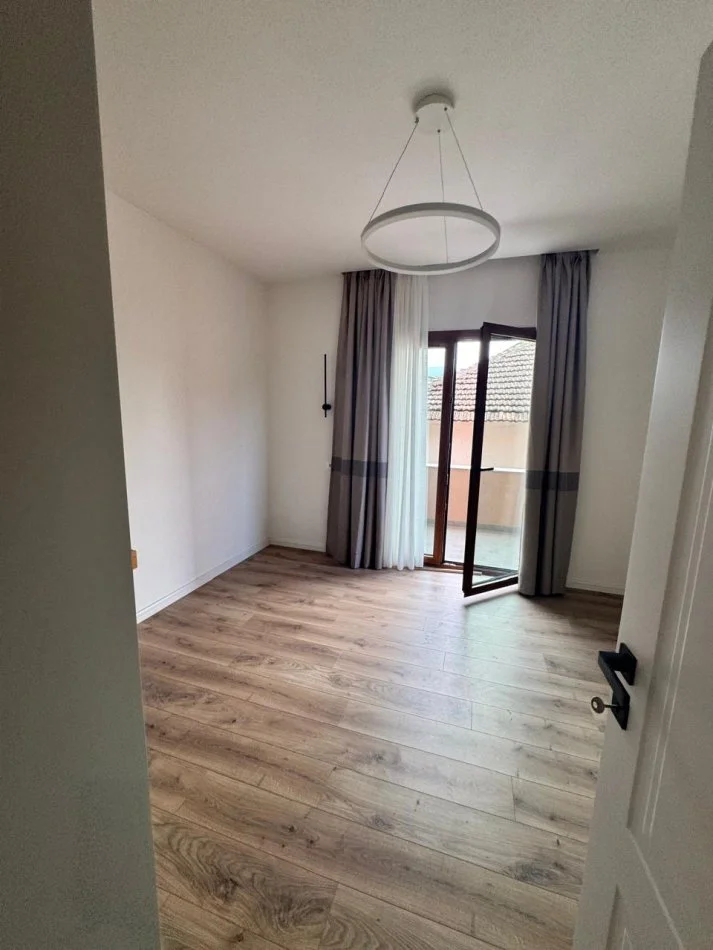 Tirane, jepet me qera Vile 2+1+Ballkon Kati 2, 85 m² 700 € (Selit , Rruga Servet Libohova)